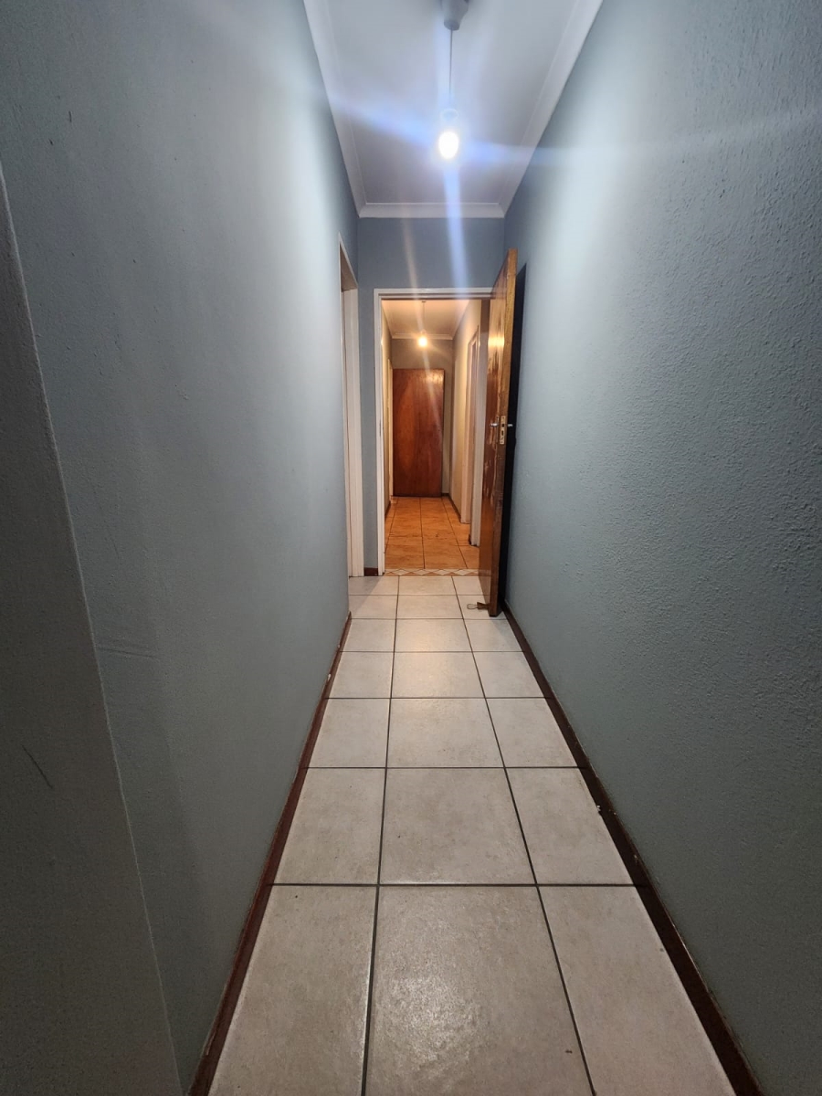 To Let 4 Bedroom Property for Rent in Eikendal Western Cape